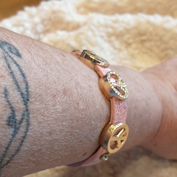 🇨🇦 Cute Pink PEACE Bracelet - Picture 2 of 4